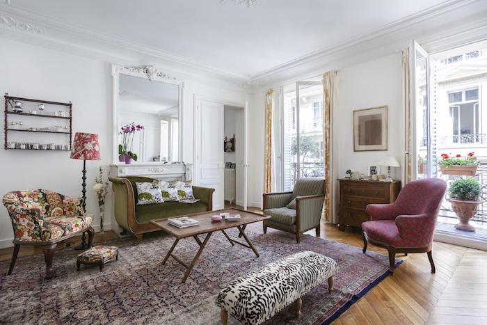 idee deco salon baroque canapé et fauteuils vintage tapis coloré vintage murs blancs mobilier vintage parquet bois clair