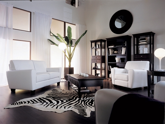 idee deco salon moderne revêtement de sol noir rideaux longs blancs plante verte meuble noir bibliothèque table basse