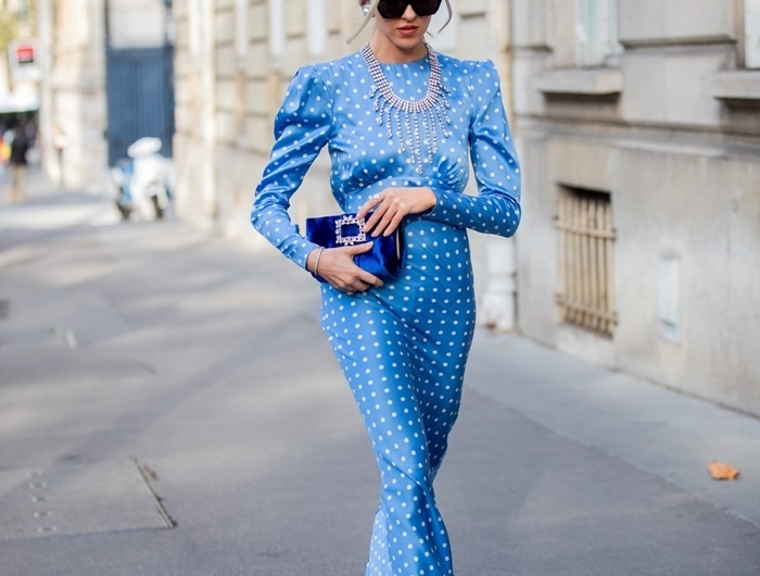 idee tenue soiree robe longue sirène couleurs bleue polka dots collier lunettes soleil noires pochette bleue accessoires