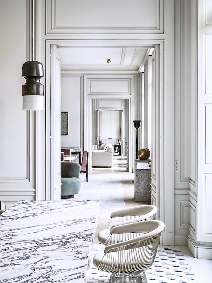 idees decoration interieur appartement en blanc avec des accents meuble pastel bar en marbre parquet blond chevron