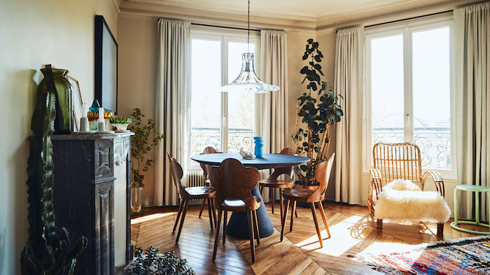 idees decoration interieur appartement parquet de chevrons table bleu et chaises bois vintage fauteil avec jeté confortable tapis coloré rideaux gris