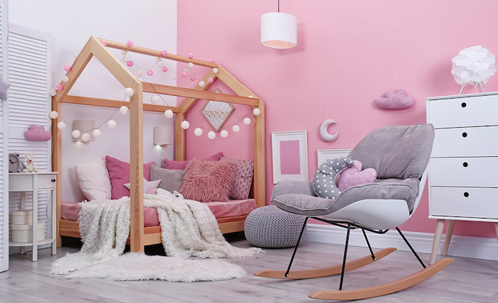 idée chambre d enfant rose et blanc chaise balancoire boite rangement ikea déco salle de jeux intérieur placard rangement blanc