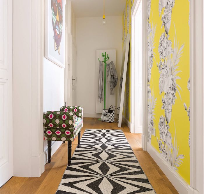 idée de papier peint pour couloir etroit et sombre tapis noir et blanc sur parquet bois clair et des murs blancs banc de couloir coloré