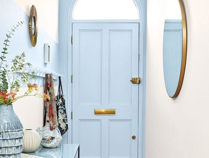 idée de porte et plafond couleur bleu ciel et tapis bleue et blanc idée de table entrée avec décoration de vase