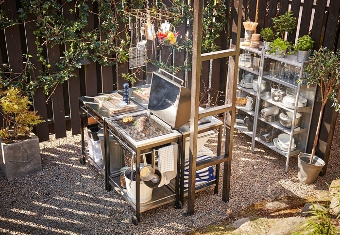 idée aménagement cuisine exterieure ikea déco cuisine petit espace jardin cour arrière clôture bois foncé meuble rangement métal ouvert