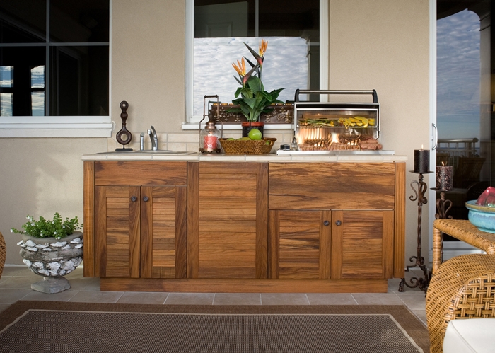 idée comment installer une petite cuisine d ete extérieure avec meubles bas en bois foncé plan de travail aspect pierre naturelle