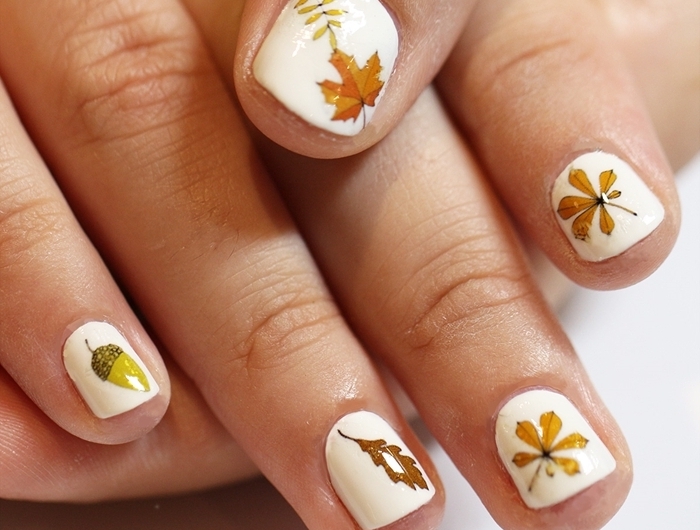 idée de manucure facile à faire soi même avec vernis de base blanc dessin feuille dorée stickers autocollants nail art automne