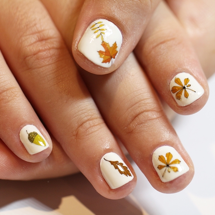 idée de manucure facile à faire soi même avec vernis de base blanc dessin feuille dorée stickers autocollants nail art automne