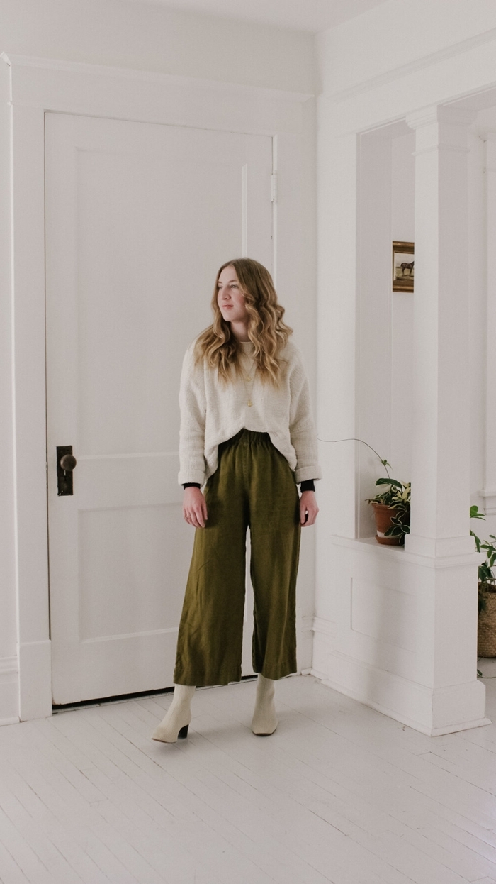 idée tenue femme couleurs automne pantalon fluide vert kaki pull blanc bottines cuir blanc comment assortir les couleurs de ses vêtements