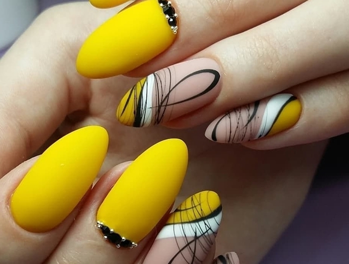idées ongles automne vernis de base jaune avec décoration lignes abstraites en noir et blanc ongle couleur automne