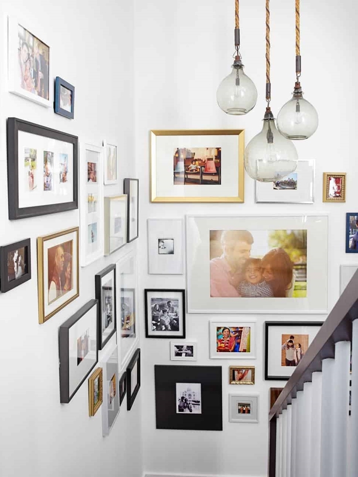 image pour cadre décoration couloir blanc escalier mur cadres noirs photos famille lampe suspendue verre design intérieur