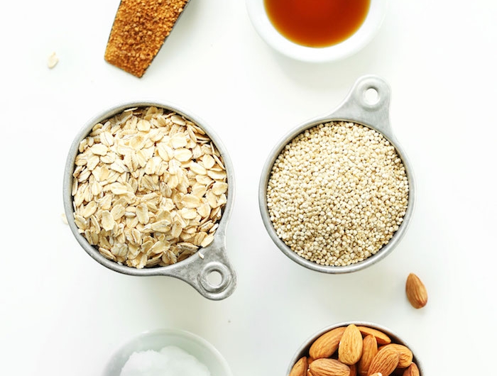 ingredients necessaires pour faire granola maison à base de flocons d avoine quinoa sucre et huile de coco sirop d érabple amandes