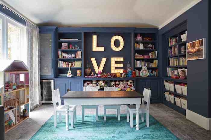 inspirtaion bleu canard meuble placard love sign table et chaises boite rangement ikea déco salle de jeux intérieur