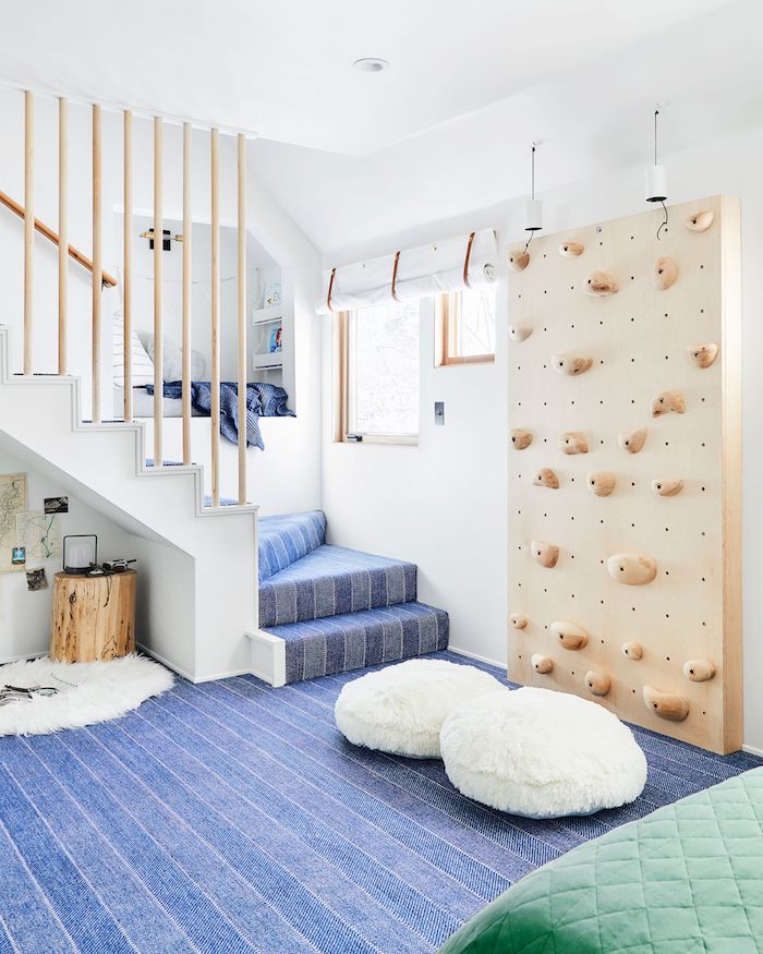 intérieur original déco salle de jeux rangement chambre fille inspiration bleu tapis escalier coin lecture dans le mur