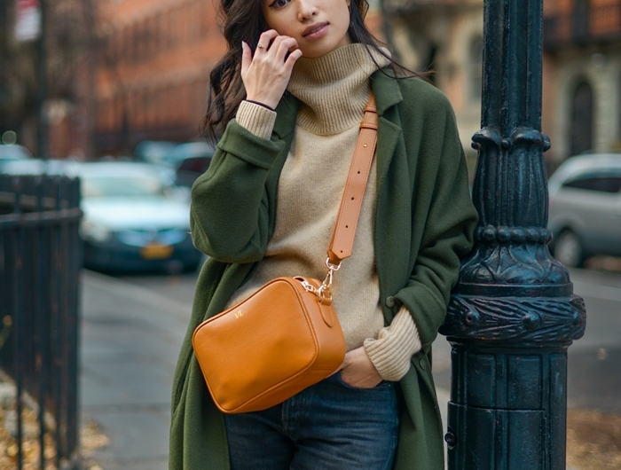 jeans femme pull oversize beige idée de style vestimentaire femme manteau long vert foncé sac bandoulière cuir camel