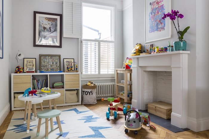jouer librement interieur calme meuble de rangement jouet salle de jeux enfant belle déco tapis blanc avec etoile bleu fleurs deco