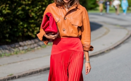 jupe plissée rouge tenue stylée femme chemise cuir camel sac à main rouge comment assortir les couleurs de ses vêtements