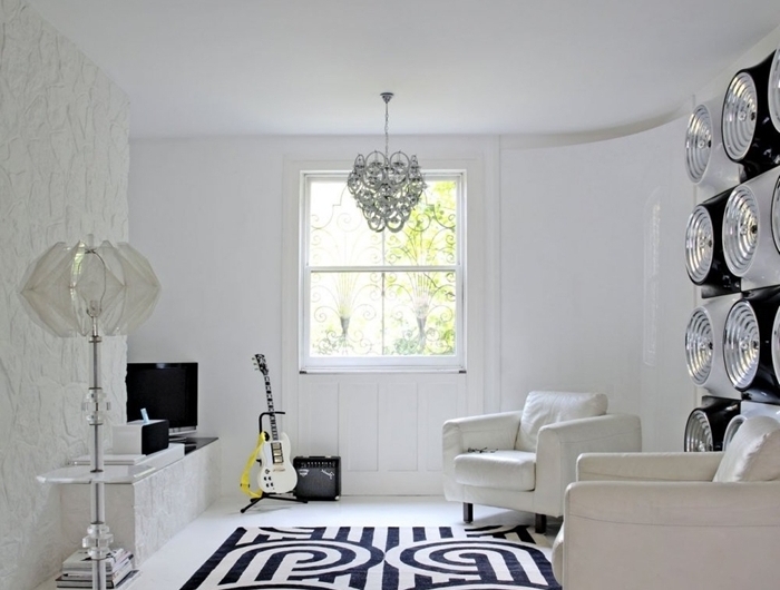 lampe sur pied cristal revêtement mural panneaux blancs salon noir et blanc meubles canapé blanc tapis blanc et noir