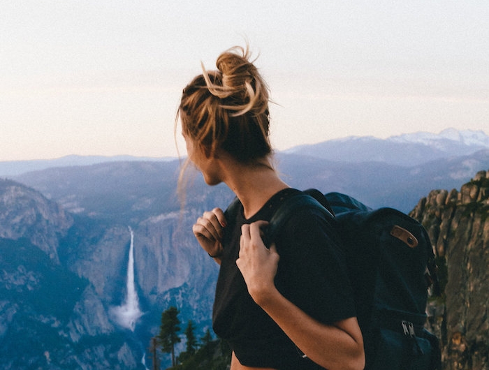 magnifique vue yosemiti motagne et chute d eau fille en hike cheveux chignon habit ado fille vetement fille 12 ans mode ado fille 2020