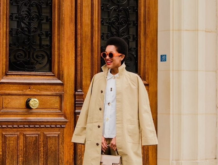 manteau long beige oversize comment assortir les couleur de ses vêtements femme mode tenue d automne chemise blanche