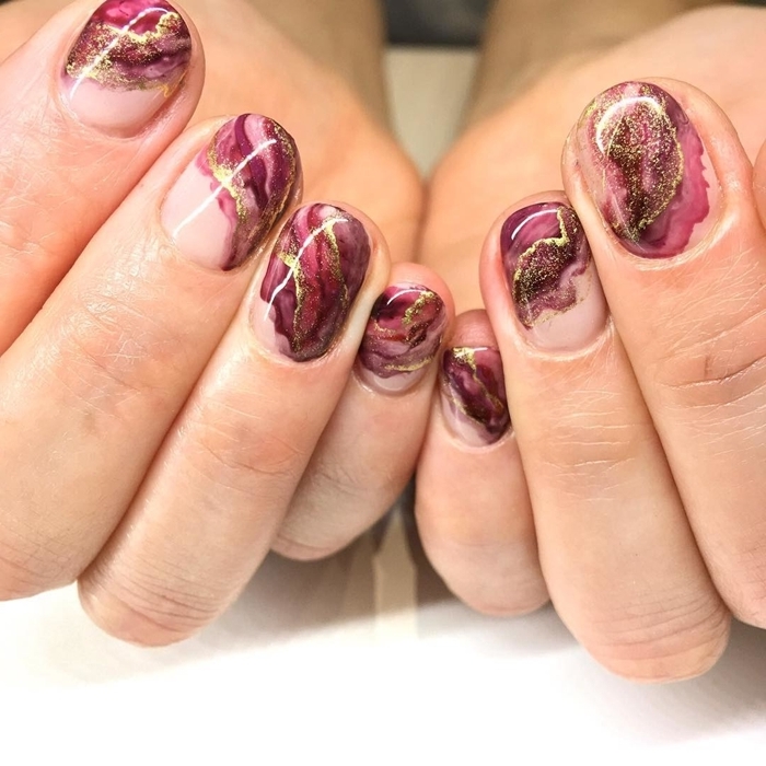 manucure effet marbre en nuances violet et rose avec lignes dorées ongle gel violet technique manucure originale automne