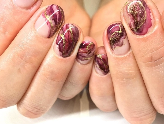 manucure effet marbre en nuances violet et rose avec lignes dorées ongle gel violet technique manucure originale automne