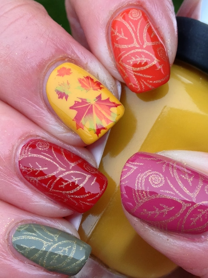manucure motifs feuilles colorées idée nail art à design feuilles d automne dorée ongle gel violet ongle différente couleur jaune