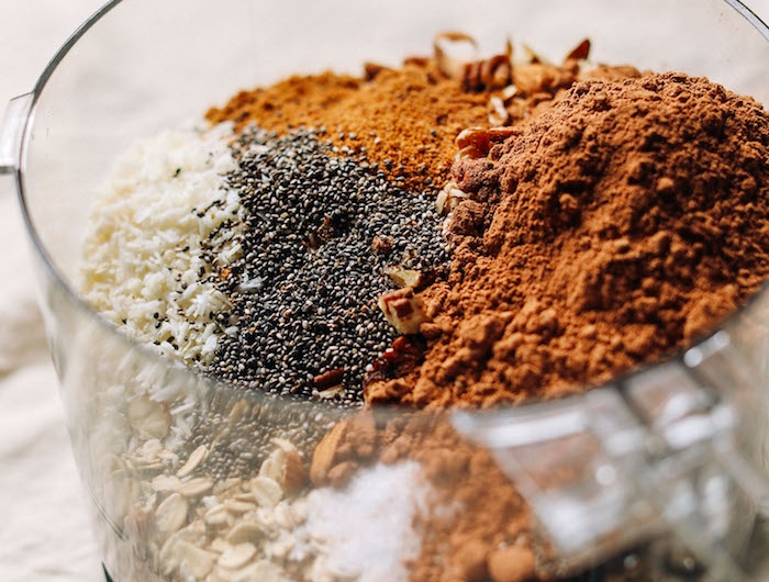 mettre tous les ingredients dans un melangeur pour faire granola chocolat coco aux flocons d avoine graines de chia noix de coco rapé cacao
