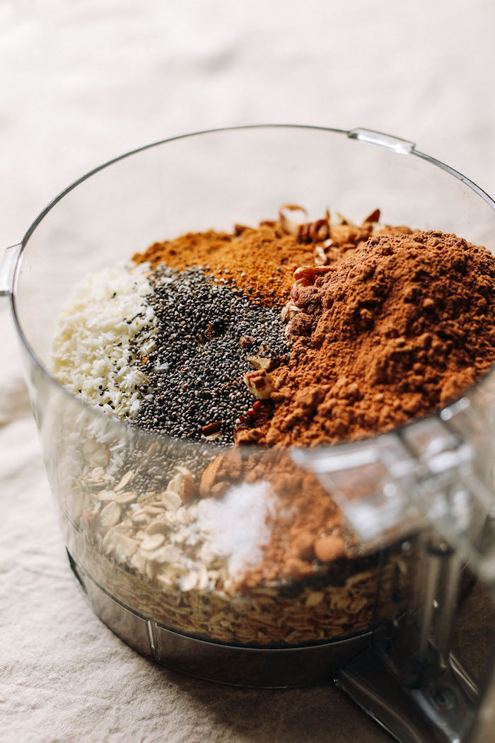 mettre tous les ingredients dans un melangeur pour faire granola chocolat coco aux flocons d avoine graines de chia noix de coco rapé cacao