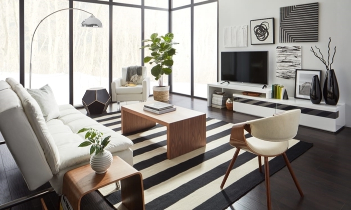 meubles bois chaise bois et blanc tapis motifs rayures blanc et noir canapé blanc deco salon moderne noir et blanc gris