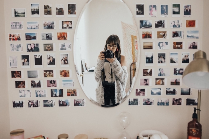 miroir ovale décoration murale avec photos polaroid lampe de bureau métal idée comment habiller un mur avec photos