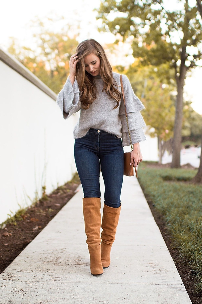 mode automne 2020 femme jeans foncés taille haute pull gris manches bouffantes bottes velours camel talons sac bandoulière