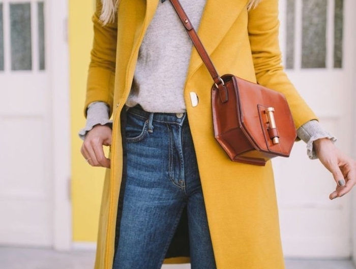 mode automne hiver 2020 couleurs tendance manteau long jaune jeans femme pull beige sac bandoulière cuir marron