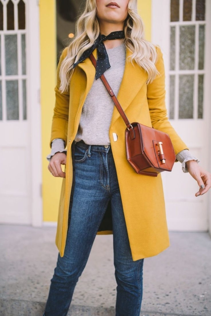 mode automne hiver 2020 couleurs tendance manteau long jaune jeans femme pull beige sac bandoulière cuir marron