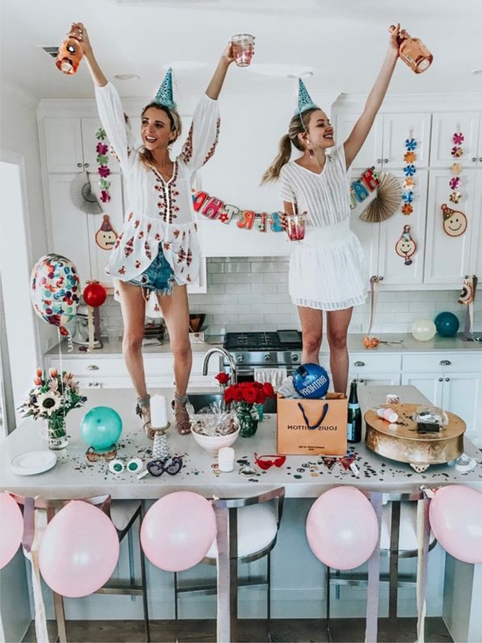 mode femme célébration party maison shorts denim blouse tunique blanche broderie florale en rouge tenue anniversaire