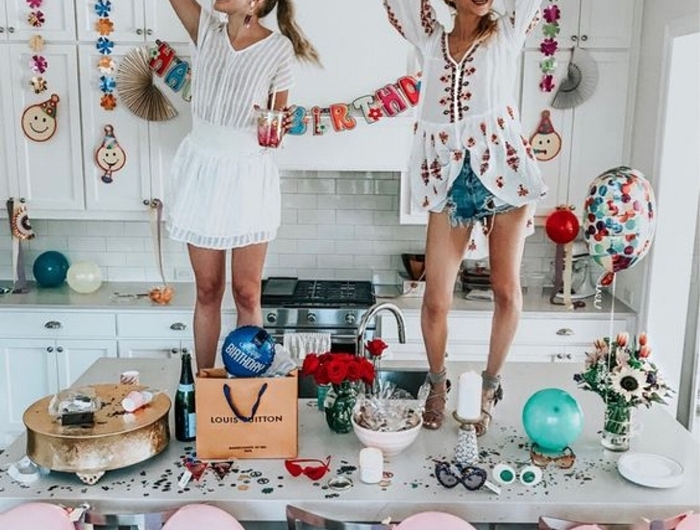 mode femme célébration party maison shorts denim blouse tunique blanche broderie florale en rouge tenue anniversaire