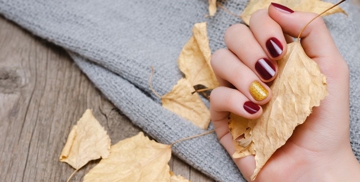 modele ongle automne facile à faire soi même manucure simple couleur ongle automne vernis bordeaux nail art sur un seul ongle