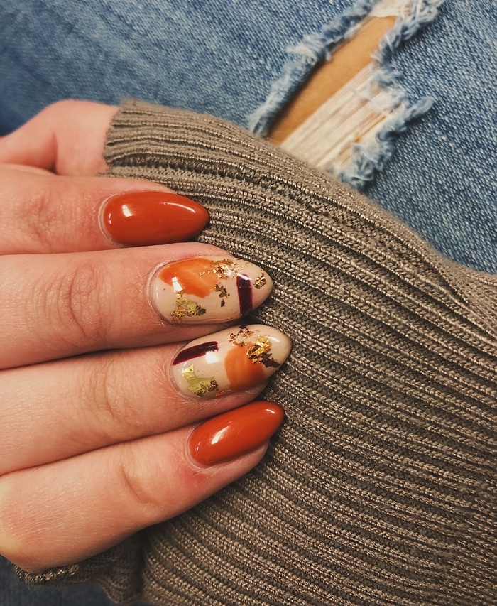 modèle d ongle en gel couleur de base vernis orange gel décoration ongles base nude motifs colorés imitation feuilles d automne