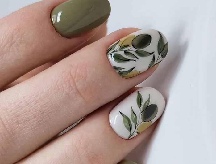 modèle d ongle en gel vernis de base couleur vert olive décoration ongle vernis blanc à motifs feuilles vertes branches
