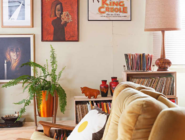 motif année 70 deco murale mur de cadres artistique mobilier vintage bois et meuble vinyle plante dans pot en laiton