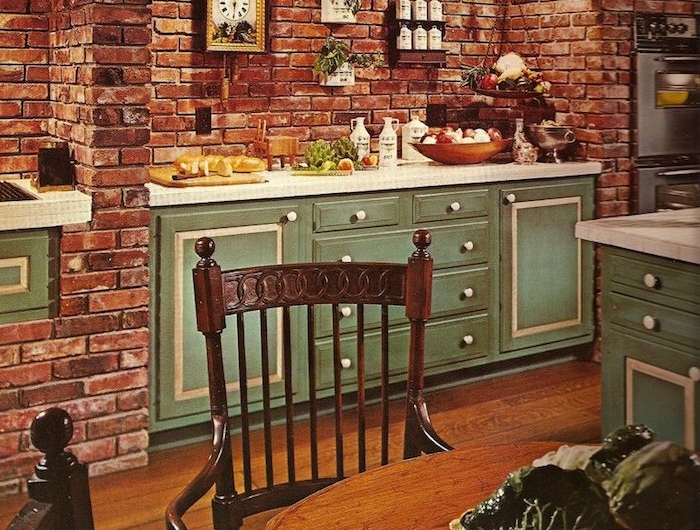 murs de briques meuble bas cuisine vert celadon herbes en pots table à manger et chaises vintage