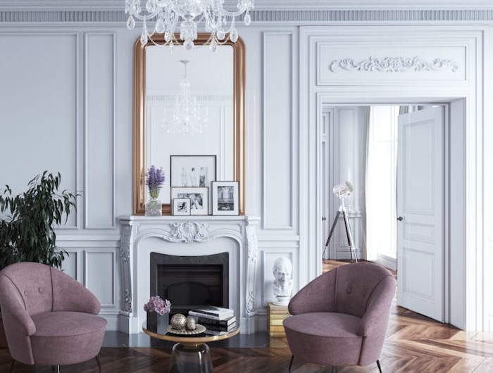 murs et cheminée couleur blanche fauteuils violets parquet bois foncé decoration de cadres noir et blanc