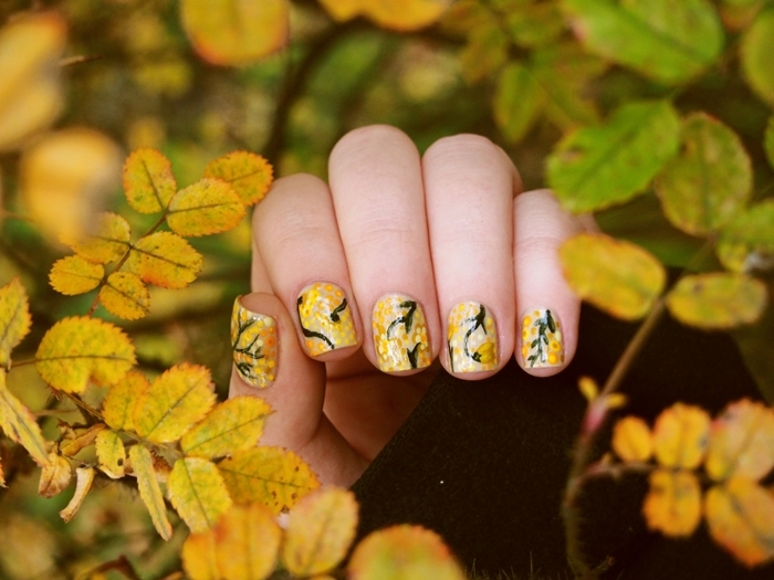 nail art automne idée manucure pour ongles courts vernis de base jaune dessin feuille d automne dorée dots lignes vernis noirs