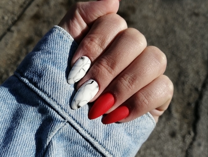 nail art automne veste en denim idée manucure pour ongles longs vernis rouge effet mat manucure marbre blanc