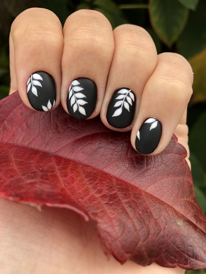 ongle couleur automne vernis de base noire top coat mate décoration ongles facile en forme de feuilles blanches dessin