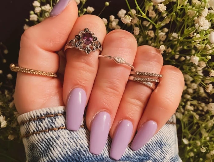 ongle violet pastel bagues bijoux veste en denim femme tendances vernis à ongles automne couleurs pastel lavande violet