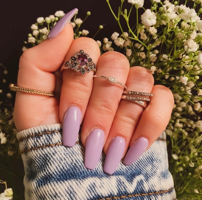 ongle violet pastel bagues bijoux veste en denim femme tendances vernis à ongles automne couleurs pastel lavande violet