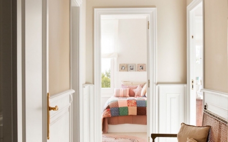 palfond blanc et peinture couloir etroit couleur beige tapis oriental banc de palier couloir vintage