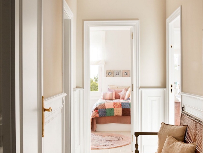 palfond blanc et peinture couloir etroit couleur beige tapis oriental banc de palier couloir vintage