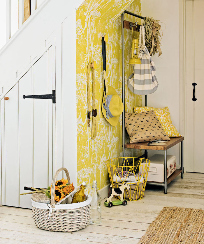 papier peint pour couloir etroit et somnbre de couleur jaune pan de mur tapissé banc d entrée vintage minimaliste entrée sous pente